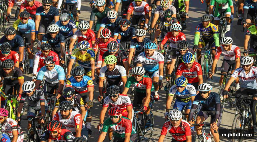 冲破困境，迈向新的高峰。